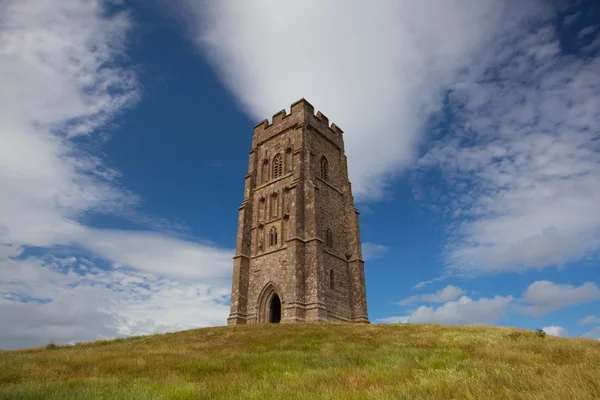 Glastonbury Tor localizado em uma colina ventosa em Somerset . — Fotografia de Stock