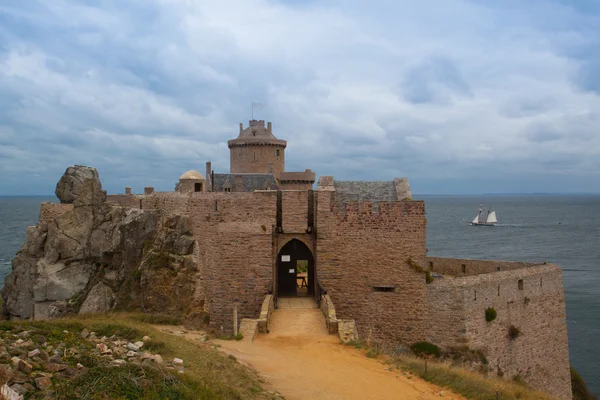 Fort La Latte on Cote de Granit Rose coast of English Channel, B — Stock Photo, Image