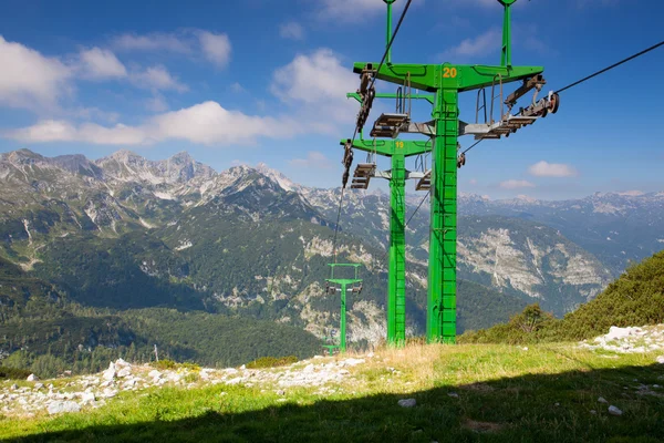 Centro de esqui Vogel nas montanhas no dia de verão. Eslovénia, Europ — Fotografia de Stock