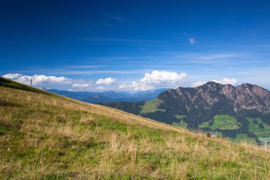 Mountain view üstten - Alpbach valley, Avusturya.