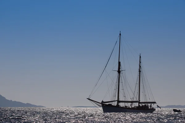 船在海上航行在日落时分，马赛的豪华 — 图库照片