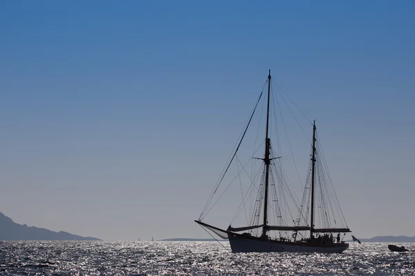 Роскошный парусный корабль на море на закате, Марсель — стоковое фото