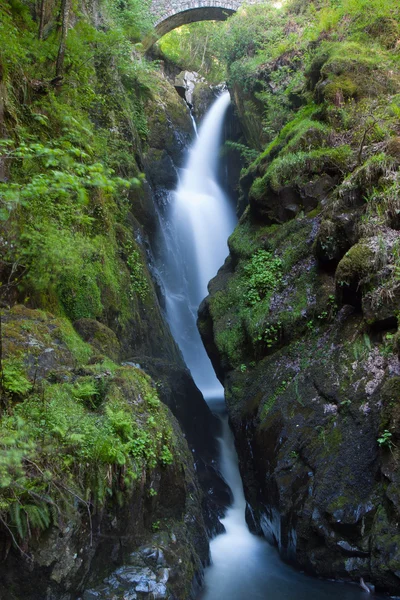 西湖区的爱罗力瀑布。英格兰. — 图库照片