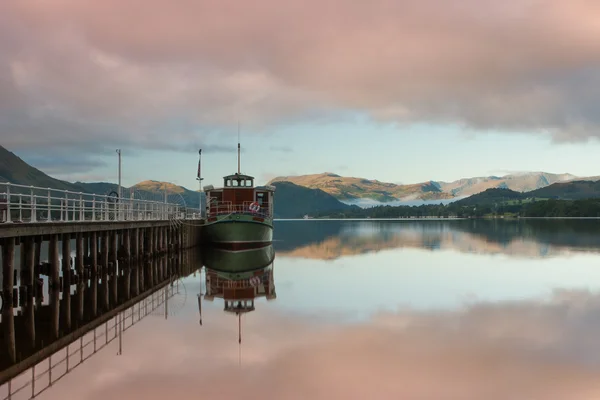Stoomboot gedokt op Ullswater in het Lake District, England — Stockfoto