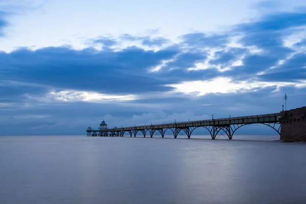 Pôr do sol sobre Clevedon Pier, North Somerset, Inglaterra, Reino Unido — Fotografia de Stock