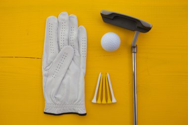 Masanın üzerinde farklı golf aletleri 