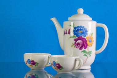 Çok eski porselen çay seti mavi yansıma arka plan üzerinde