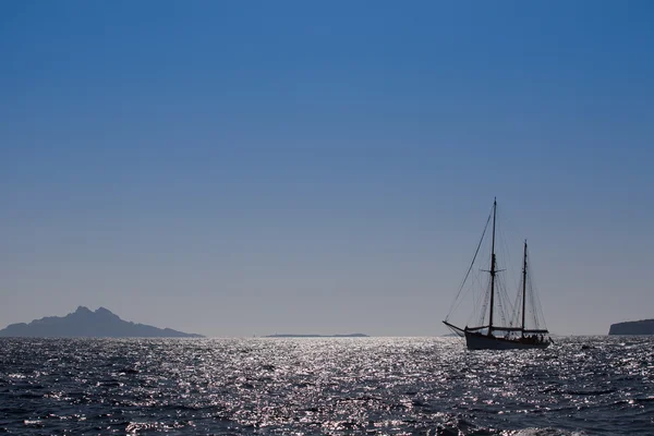 Luxus-Segelschiff auf dem Meer bei Sonnenuntergang, Marseille — Stockfoto