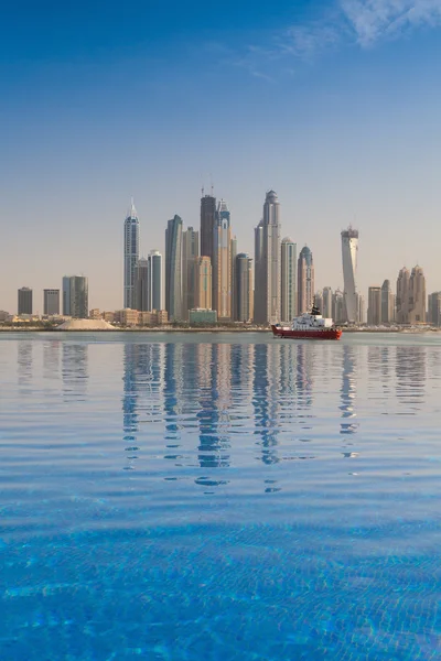 Vista desde la piscina en Dubai Marina, Emiratos Árabes Unidos —  Fotos de Stock