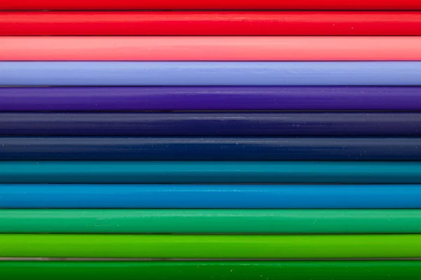 详细的彩虹彩色铅笔在桌子上 — 图库照片