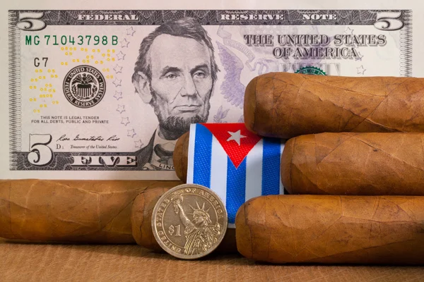 Luxe Cubaanse sigaren met ons dollar bankbiljetten en munten — Stockfoto