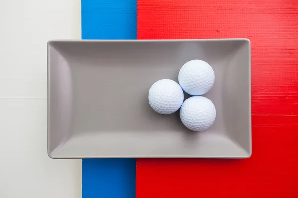 Graue Keramikschale mit Golfausrüstung — Stockfoto