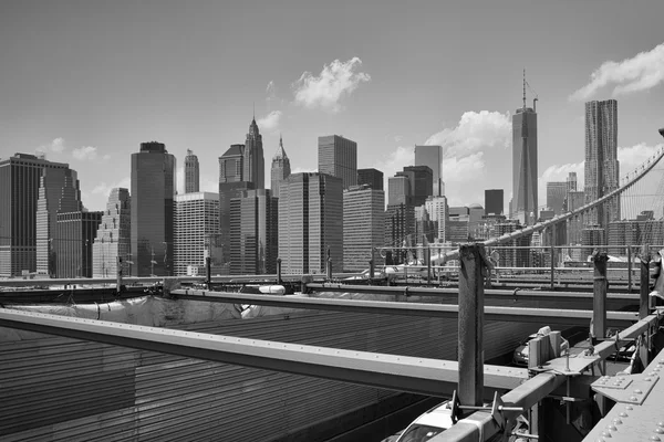 Uitzicht vanaf historische Brooklyn Bridge naar New York City, New York, — Stockfoto