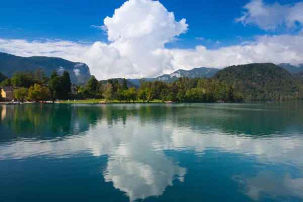 Nascer do sol no Lago Bled, Eslovênia . — Fotografia de Stock