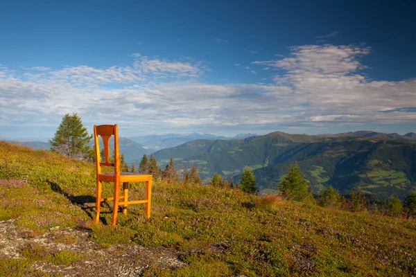 Régi, fából készült szék a tetején a Gerlitzen Apls, Ausztria. — Stock Fotó