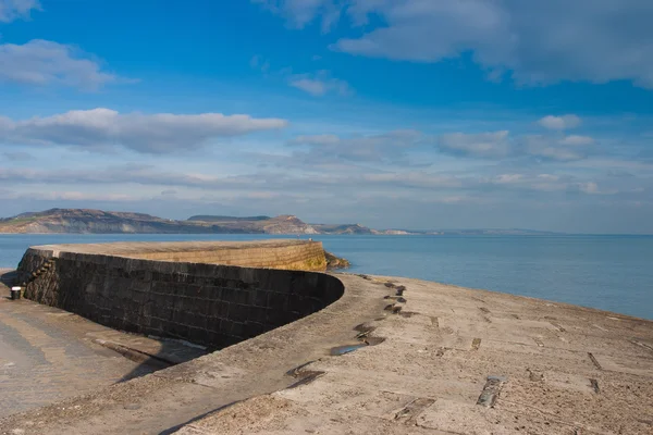 Die cobb-hafenmauer bei lyme regis, dorset — Stockfoto