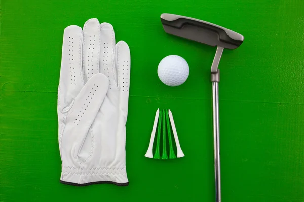 Equipamentos de golfe diferentes na mesa — Fotografia de Stock