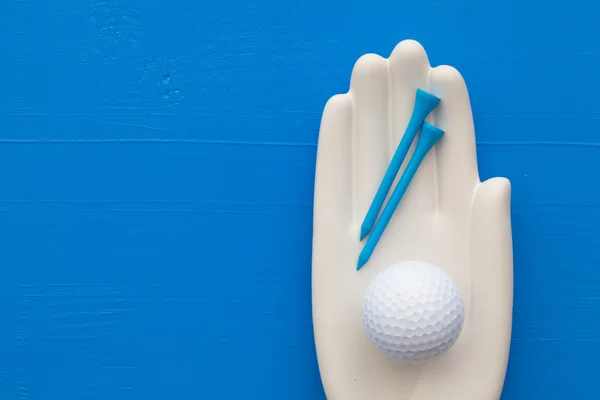 Détail de la main artificielle avec des équipements de golf — Photo