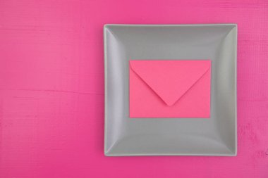 Ahşap masa, kare dis zarfta ile gri seramik tabak