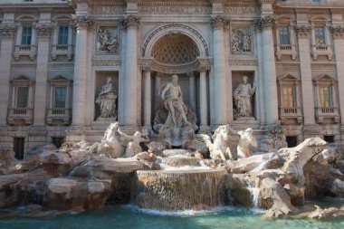 Gün batımında muhteşem Trevi Çeşmesi (Fontana di Trevi). Rome.I