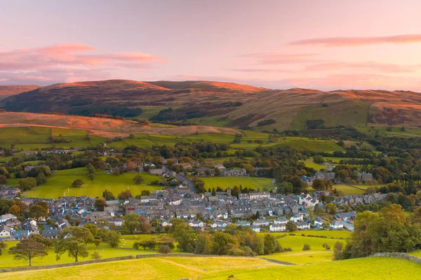 Sedbergh es una pequeña ciudad y parroquia civil en Cumbria, Inglaterra. . — Foto de Stock