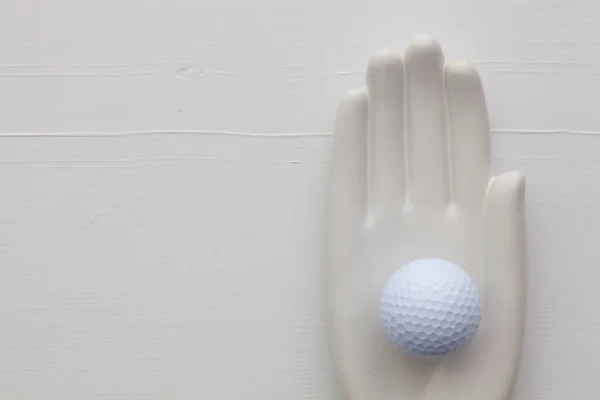 Détail de la main artificielle avec des équipements de golf — Photo