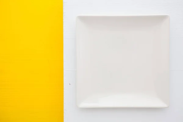 Plato de cerámica blanco vacío sobre fondo blanco y amarillo , —  Fotos de Stock