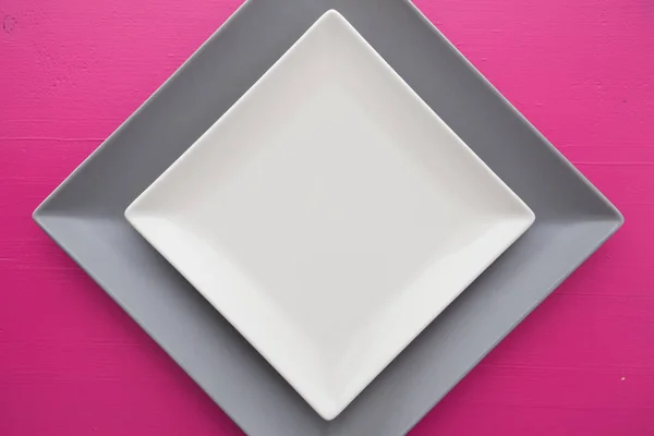 Üres fehér kerámia edény a rózsaszín fából készült asztal fölé — Stock Fotó