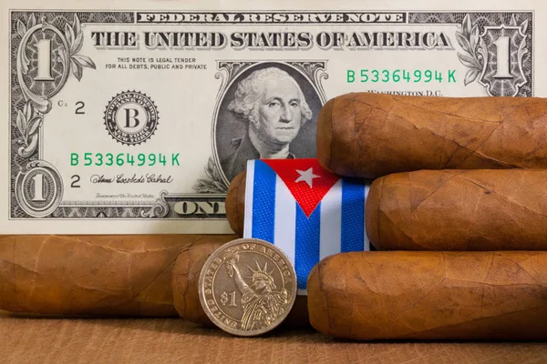 고급 쿠바 시가 우리와 함께 달러 지폐와 동전 — 스톡 사진