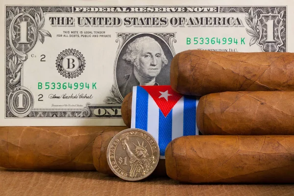 Cigares cubains de luxe avec billet et pièce en dollars américains — Photo