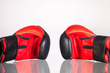 Kırmızı ve siyah boks eldivenleri bir cam masa 