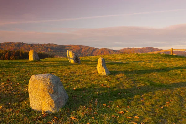 Blick von Hügel auf die Herbstlandschaft in der Nähe des Staudamms slapy. — Stockfoto