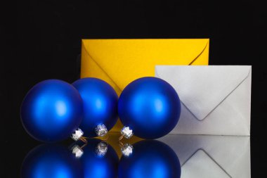 Altın ve gümüş Zarflar ve Noel dekorasyon 