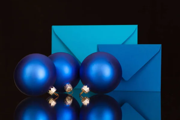 काचेच्या टेबलवर निळा लिफाफे आणि ख्रिसमस सजावट — स्टॉक फोटो, इमेज