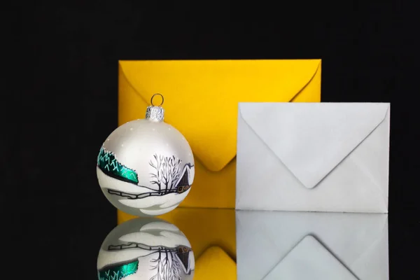 Enveloppes or et argent et décoration de Noël — Photo