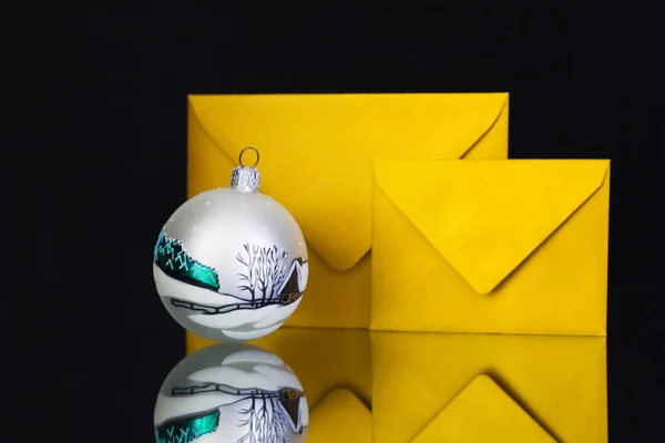 Gouden enveloppen en Kerstdecoratie op het Bureau van zwart glas — Stockfoto