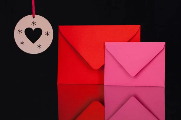 Červené a růžové obálky a vánoční dekorace — Stock fotografie