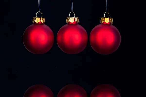 Red Christmas decoratie op de glazen Bureau — Stockfoto