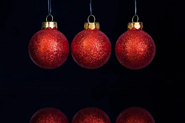 Décoration de Noël rouge sur le bureau en verre — Photo