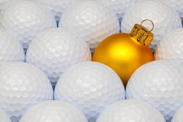 Decoração de Natal de ouro entre as bolas de golfe — Fotografia de Stock