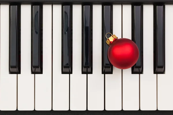 Вид сверху крупным планом фортепианной клавиатуры и рождественского украшения — стоковое фото
