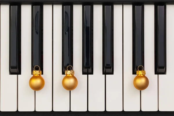상위 뷰 피아노 키보드와 크리스마스 decoratio를 닫습니다. — 스톡 사진