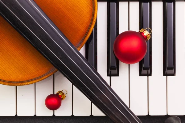 Widok z góry z bliska strzał klawiatury fortepianu, stare skrzypce i ozdoby świąt Bożego — Zdjęcie stockowe