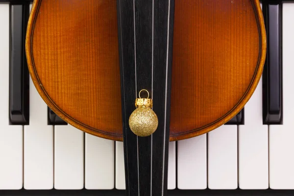 Vista superior de cerca plano de teclado de piano, violín viejo y Christma —  Fotos de Stock