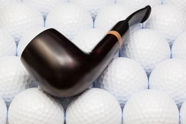 Pipe de tabac de luxe sur les balles de golf — Photo