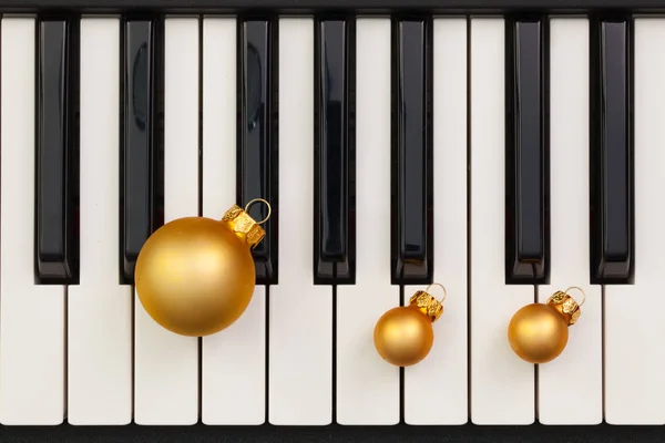 Vue de dessus gros plan du clavier de piano et de la décoration de Noël — Photo