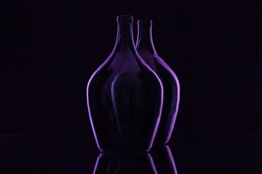 Zarif ve çok eski şarap şişeleri silüeti 