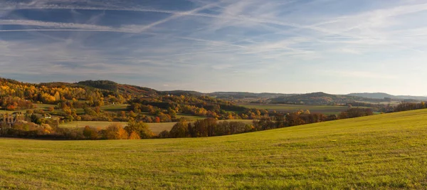 日当たりの良い日中秋田園地帯の景色。チェコ共和国 — ストック写真
