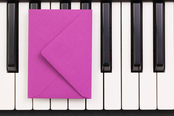 Envelope de arranjo engraçado nas teclas de piano — Fotografia de Stock