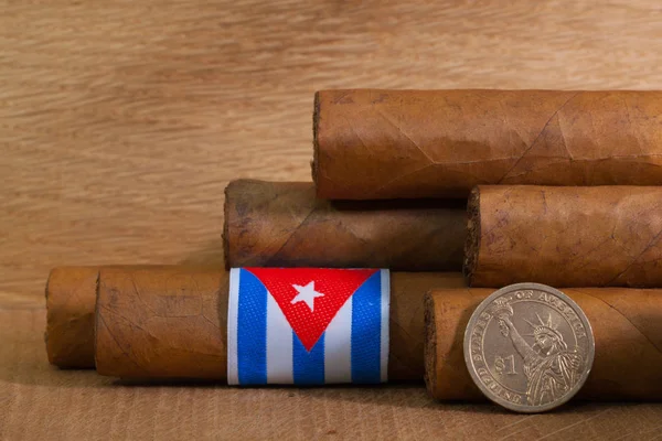 Luxe Cubaanse sigaren met ons dollar op de houten bureau — Stockfoto